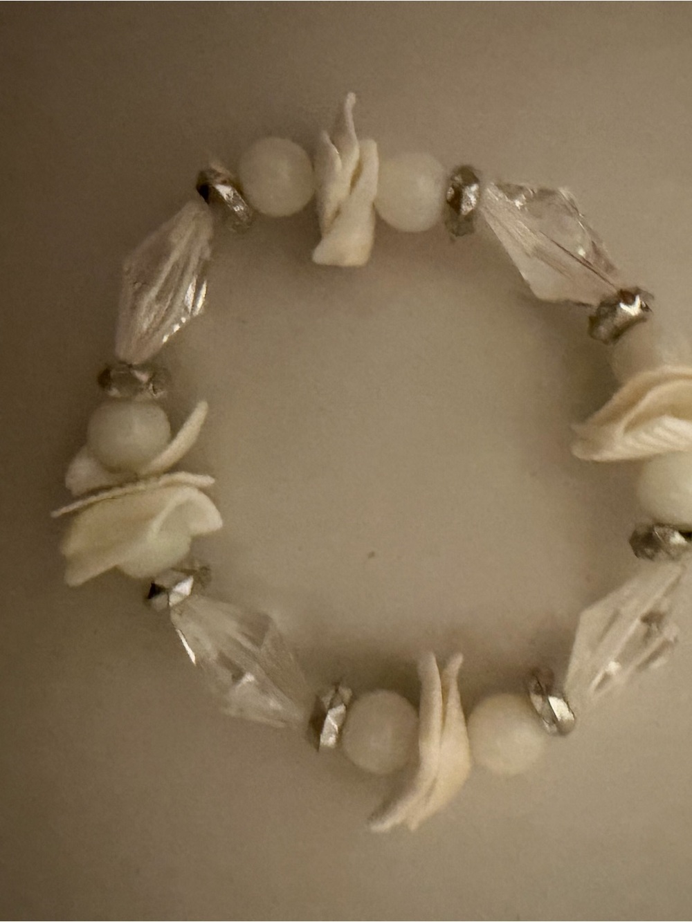 Elegant White Cream Floral Beaded Seashells Stretch Bracelet